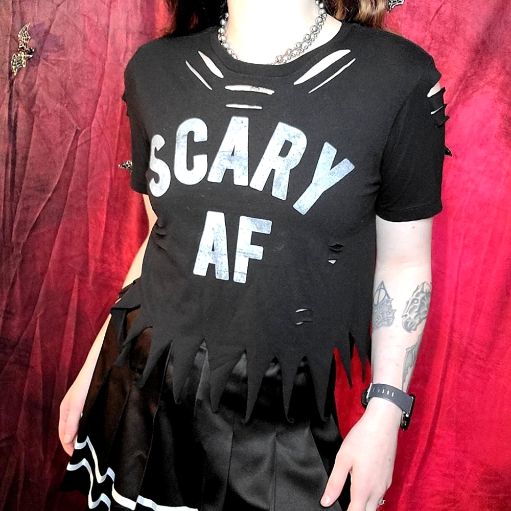 Scary Af distressed crop top🖤